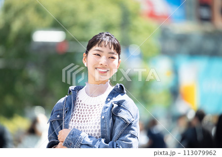 ストリートスナップ　若い女性のポートレート　 113079962