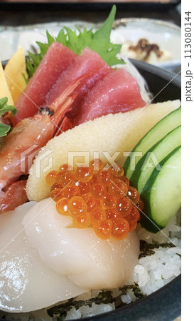 新鮮な海鮮丼 刺身盛り合わせ 新鮮な海鮮丼 刺身盛り合わせ 113080144