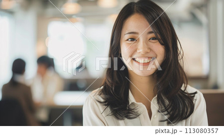 オフィスで働く女性 113080357