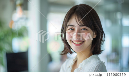 カメラ目線で微笑む若い女性 113080359