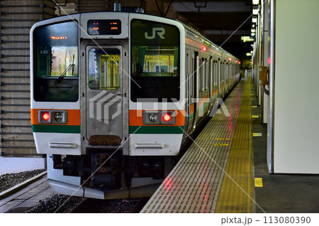 小山駅に止まっている両毛線：211系 113080390