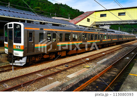 横川駅に止まる信越本線：211系 113080393