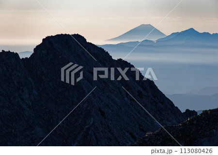 北アルプス・奥穂高岳から見る朝の前穂高岳と富士山 北アルプス・奥穂高岳から見る朝の前穂高岳と富士山 113080426