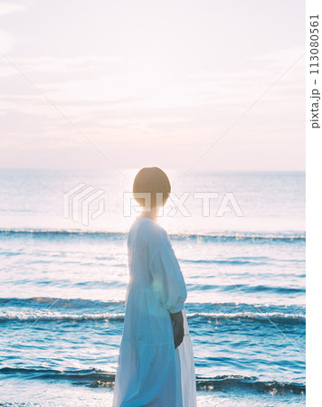 夕暮れの海を眺める女性 夕暮れの海を眺める女性 113080561