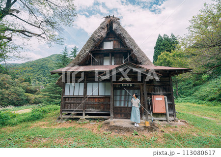 合掌造り集落を旅する女性 113080617
