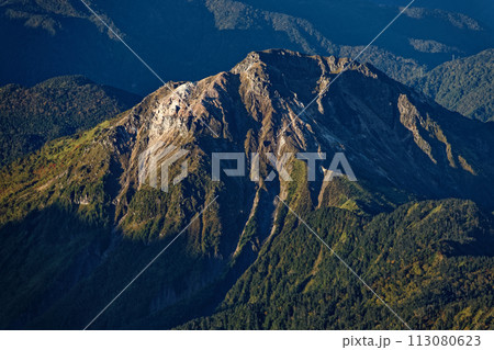 北アルプス・奥穂高岳から見る朝の焼岳 113080623