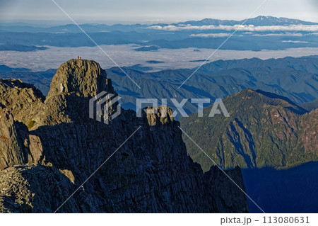 奥穂高岳から見るジャンダルムと白山 奥穂高岳から見るジャンダルムと白山 113080631
