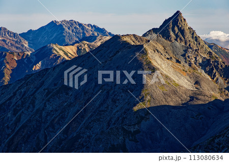 奥穂高岳から見る朝の槍ヶ岳と立山 奥穂高岳から見る朝の槍ヶ岳と立山 113080634