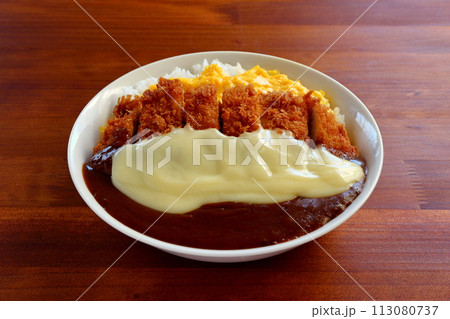 オムレツチーズカツカレー オムレツチーズカツカレー 113080737