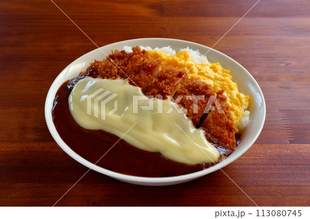 オムレツチーズカツカレー オムレツチーズカツカレー 113080745