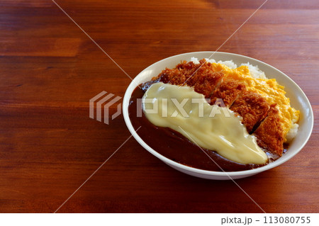 オムレツチーズカツカレー オムレツチーズカツカレー 113080755