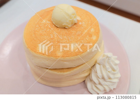 積み上げられたふわふわパンケーキ 積み上げられたふわふわパンケーキ 113080815