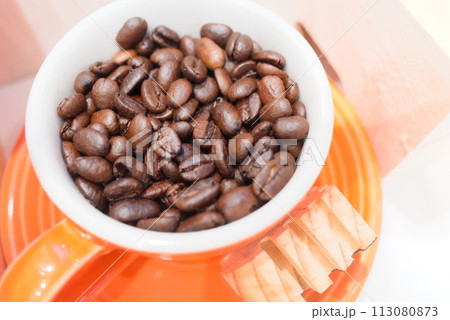 コーヒーカップに入った焙煎後のコーヒー豆 113080873