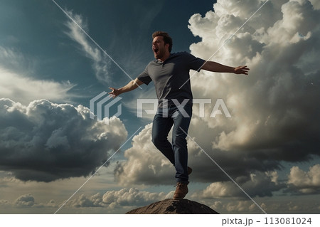 空に向かって叫ぶ男性 113081024