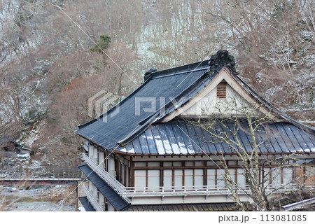 温泉街の建屋（歴史的な旅館） 113081085