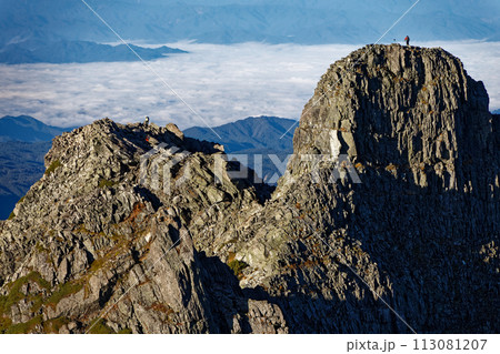 北アルプス・奥穂高岳から見るジャンダルムと登山者 113081207