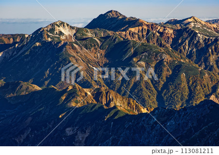 北アルプス・奥穂高岳から見る鷲羽岳と水晶岳 北アルプス・奥穂高岳から見る鷲羽岳と水晶岳 113081211