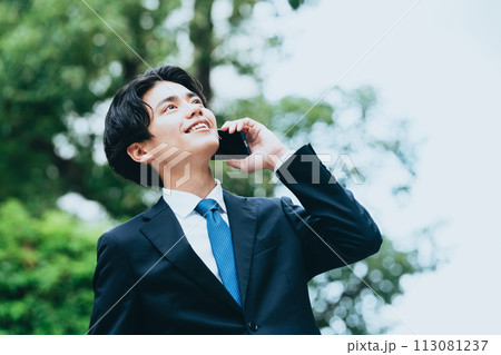 スマホで電話をするビジネスマン 113081237