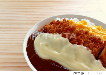 オムレツチーズカツカレー 113081309