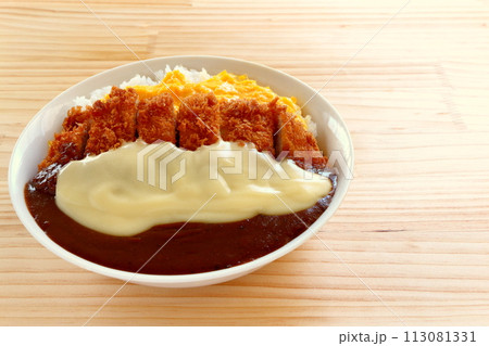 オムレツチーズカツカレー オムレツチーズカツカレー 113081331