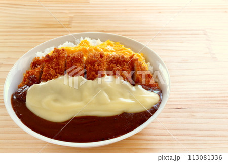 オムレツチーズカツカレー オムレツチーズカツカレー 113081336