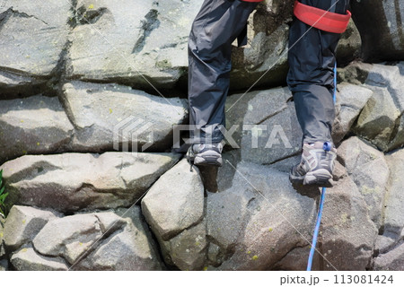 岩壁を登るクライマー 岩壁を登るクライマー 113081424