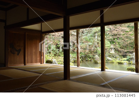 雨の蓮華寺　書院内から 113081445