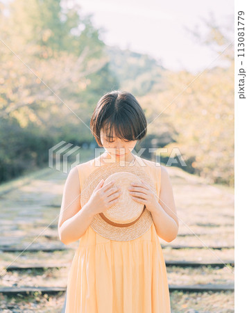 公園で帽子をかぶっている女性 113081779