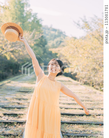 公園で帽子をかぶっている女性 113081781