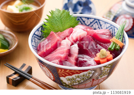 南紀勝浦港 マグロ丼 （ 生本鮪 ）赤身、中トロ、大トロ 113081919