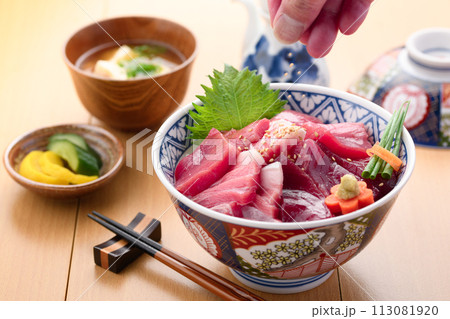 南紀勝浦港 マグロ丼 ( 生本鮪 )赤身、中トロ、大トロ 南紀勝浦港 マグロ丼 ( 生本鮪 )赤身、中トロ、大トロ 113081920