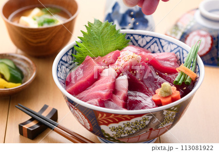 南紀勝浦港 マグロ丼 （ 生本鮪 ）赤身、中トロ、大トロ 113081922
