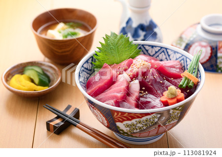 南紀勝浦港 マグロ丼 （ 生本鮪 ）赤身、中トロ、大トロ 113081924