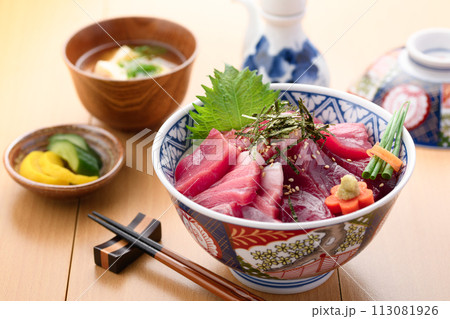 南紀勝浦港 マグロ丼 ( 生本鮪 )赤身、中トロ、大トロ 南紀勝浦港 マグロ丼 ( 生本鮪 )赤身、中トロ、大トロ 113081926