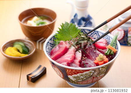 南紀勝浦港 マグロ丼 ( 生本鮪 )赤身、中トロ、大トロ 南紀勝浦港 マグロ丼 ( 生本鮪 )赤身、中トロ、大トロ 113081932