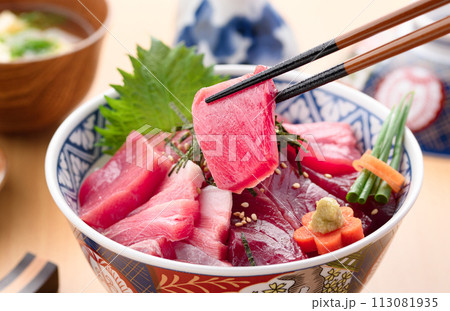 南紀勝浦港 マグロ丼 （ 生本鮪 ）赤身、中トロ、大トロ 113081935