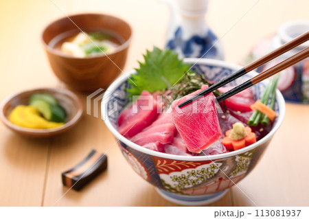 南紀勝浦港 マグロ丼 ( 生本鮪 )赤身、中トロ、大トロ 南紀勝浦港 マグロ丼 ( 生本鮪 )赤身、中トロ、大トロ 113081937