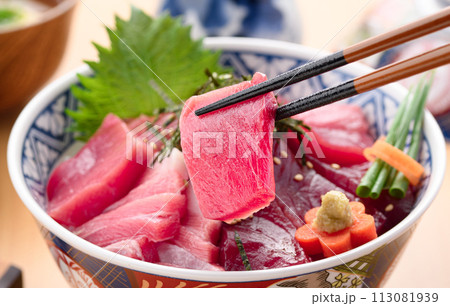 南紀勝浦港 マグロ丼 （ 生本鮪 ）赤身、中トロ、大トロ 113081939