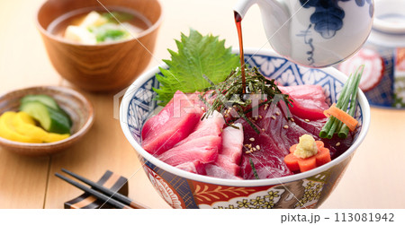 南紀勝浦港 マグロ丼 ( 生本鮪 )赤身、中トロ、大トロ 南紀勝浦港 マグロ丼 ( 生本鮪 )赤身、中トロ、大トロ 113081942