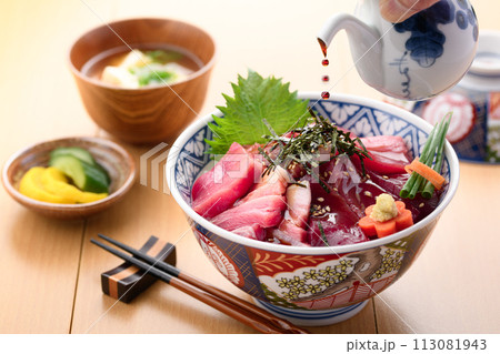 南紀勝浦港 マグロ丼 ( 生本鮪 )赤身、中トロ、大トロ 南紀勝浦港 マグロ丼 ( 生本鮪 )赤身、中トロ、大トロ 113081943