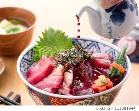 南紀勝浦港 マグロ丼 ( 生本鮪 )赤身、中トロ、大トロ 南紀勝浦港 マグロ丼 ( 生本鮪 )赤身、中トロ、大トロ 113081944