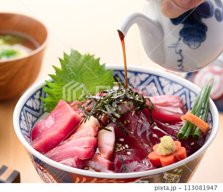 南紀勝浦港 マグロ丼 （ 生本鮪 ）赤身、中トロ、大トロ 113081947
