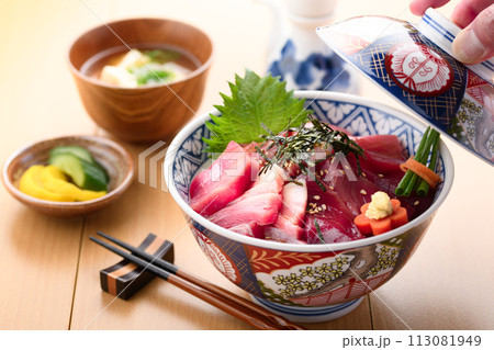 南紀勝浦港 マグロ丼 ( 生本鮪 )赤身、中トロ、大トロ 南紀勝浦港 マグロ丼 ( 生本鮪 )赤身、中トロ、大トロ 113081949