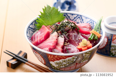 南紀勝浦港 マグロ丼 （ 生本鮪 ）赤身、中トロ、大トロ 113081952