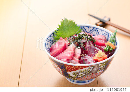 南紀勝浦港 マグロ丼 （ 生本鮪 ）赤身、中トロ、大トロ 113081955