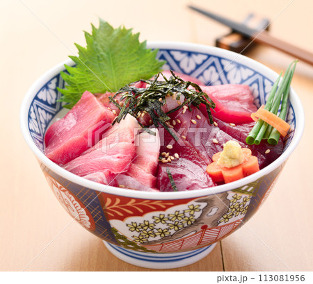 南紀勝浦港 マグロ丼 （ 生本鮪 ）赤身、中トロ、大トロ 113081956