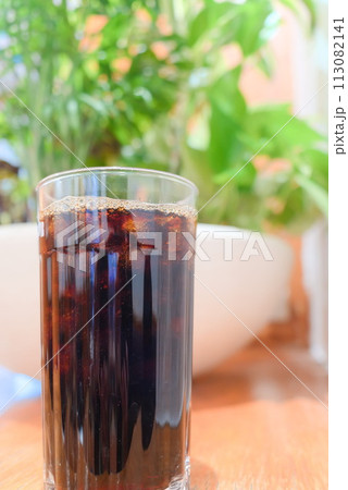 植物の前で撮影したアイスコーヒー 植物の前で撮影したアイスコーヒー 113082141