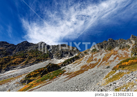 北アルプス・涸沢カールの紅葉と奥穂高岳 北アルプス・涸沢カールの紅葉と奥穂高岳 113082321