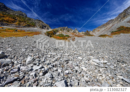 紅葉の北アルプス・涸沢カールから見る穂高連峰 113082327