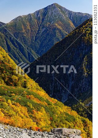 秋の涸沢カールから見る常念岳 秋の涸沢カールから見る常念岳 113082331